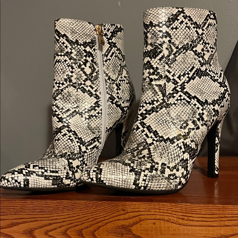 IDIFU Black and White Snakeskin Heeled Boots